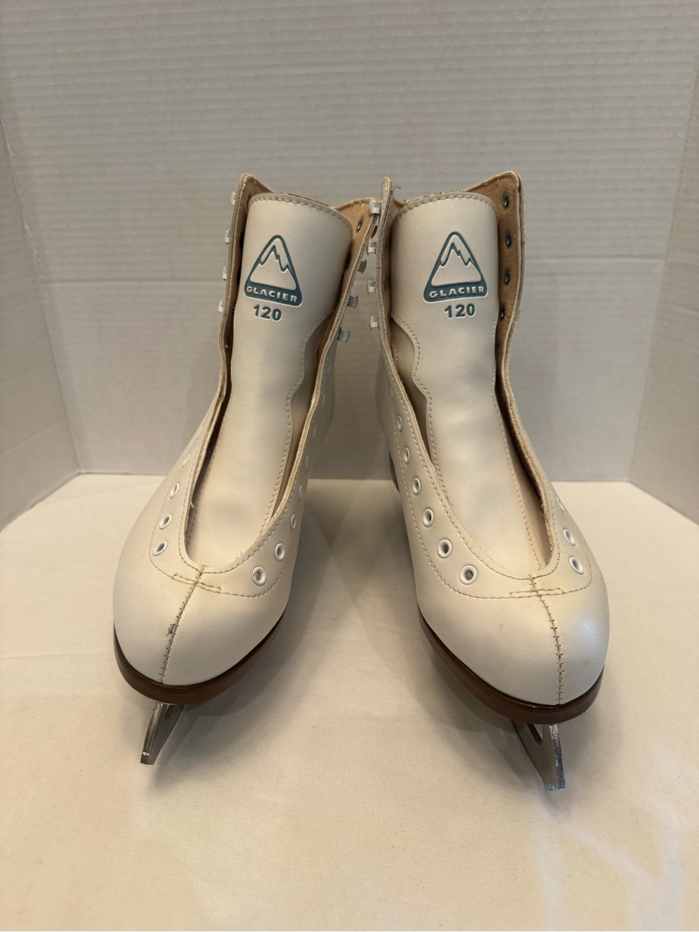 Glacier 120 Figure Ice Skates White Size 9 Lace-Up Soft Flex Hard Shell